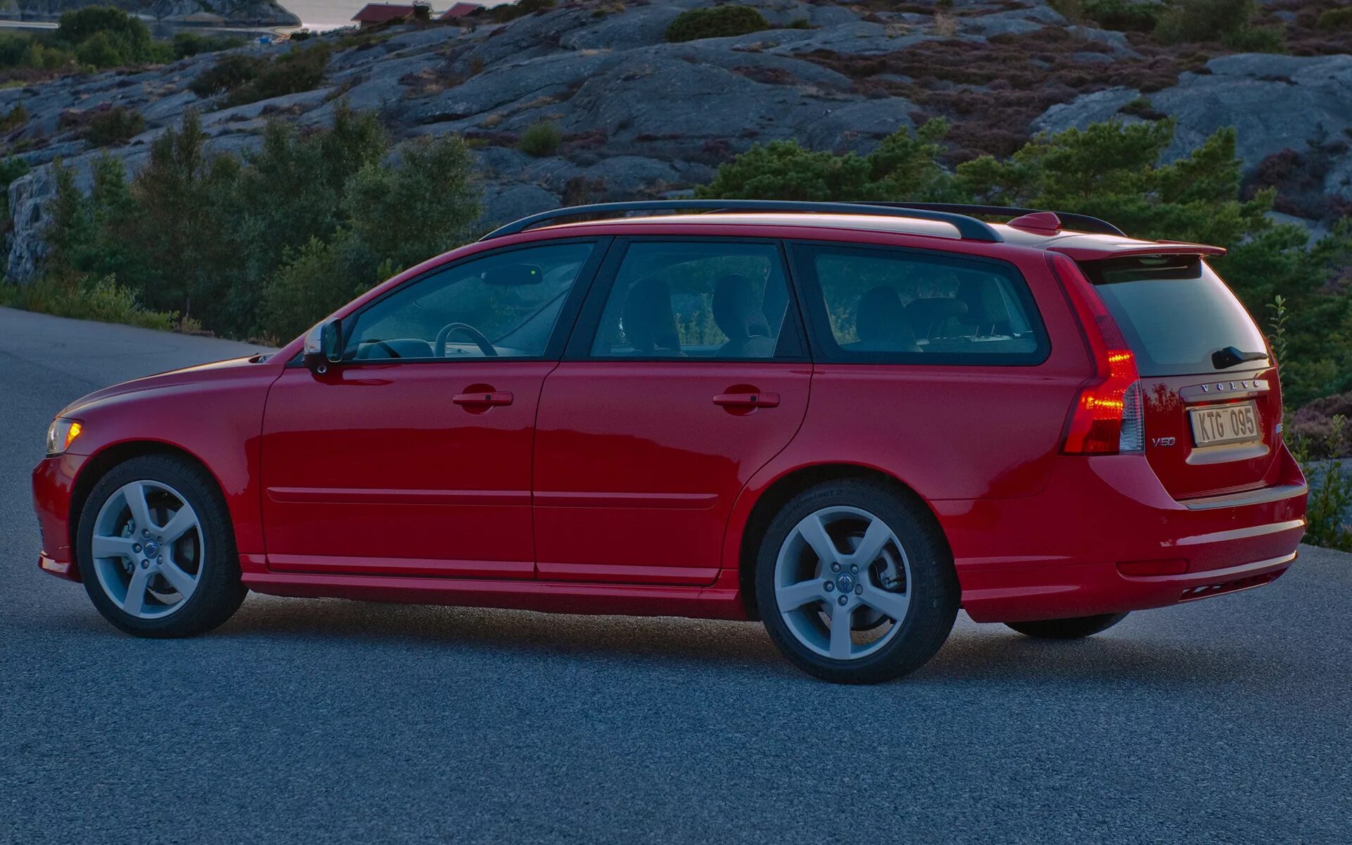 Volvo v50 r. Вольво v50 универсал. Volvo v50 r Design. Volvo v50 2012.