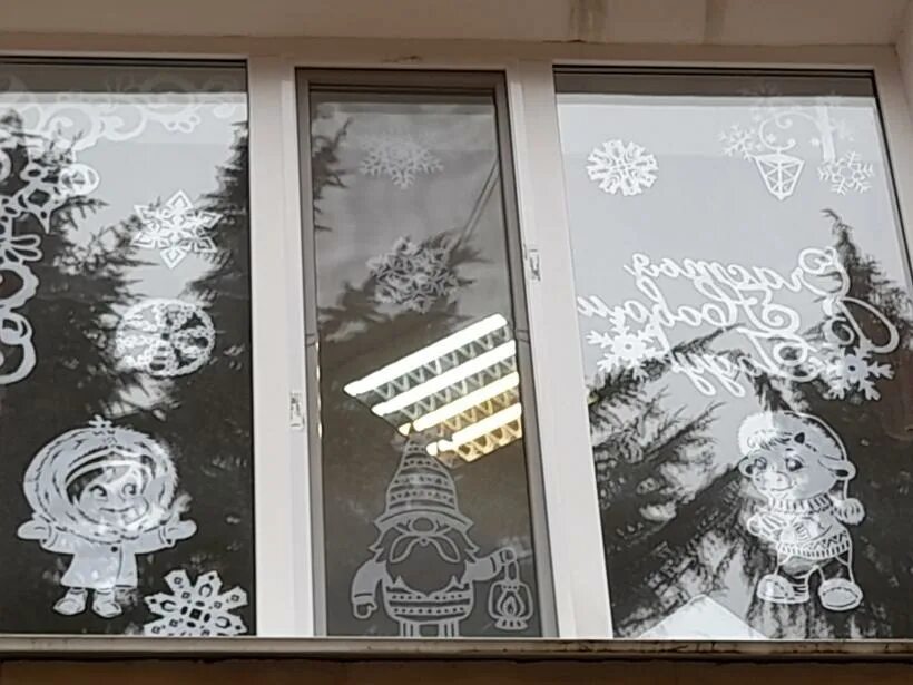 Новогодние наклейки на окна пятерочка. Наклейки на окна новогодние. Новогодние полимерные наклейки. Наклейки на окна новогодние. Наклейки на окнановогоднмие.