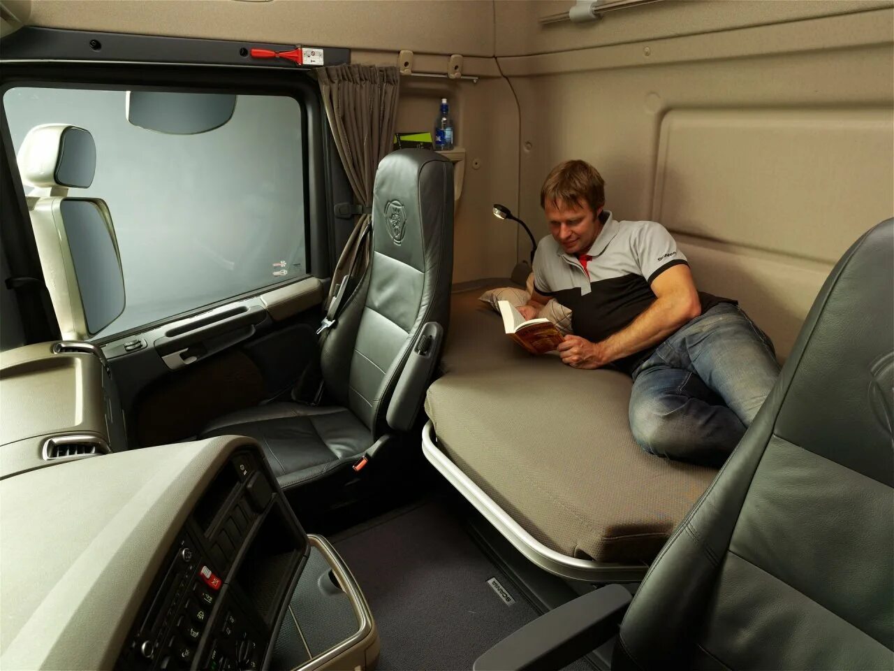 Внутри грузовика ивеко. Спальное место в кабине. Volvo vnl 860 кабина. Скания топлайн спальник. Argosy freightliner 1999 спальник.