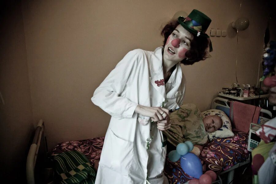 клоун игра. лидер тихоня клоун роди. клоун в больнице. клоун роды. клоун тв.