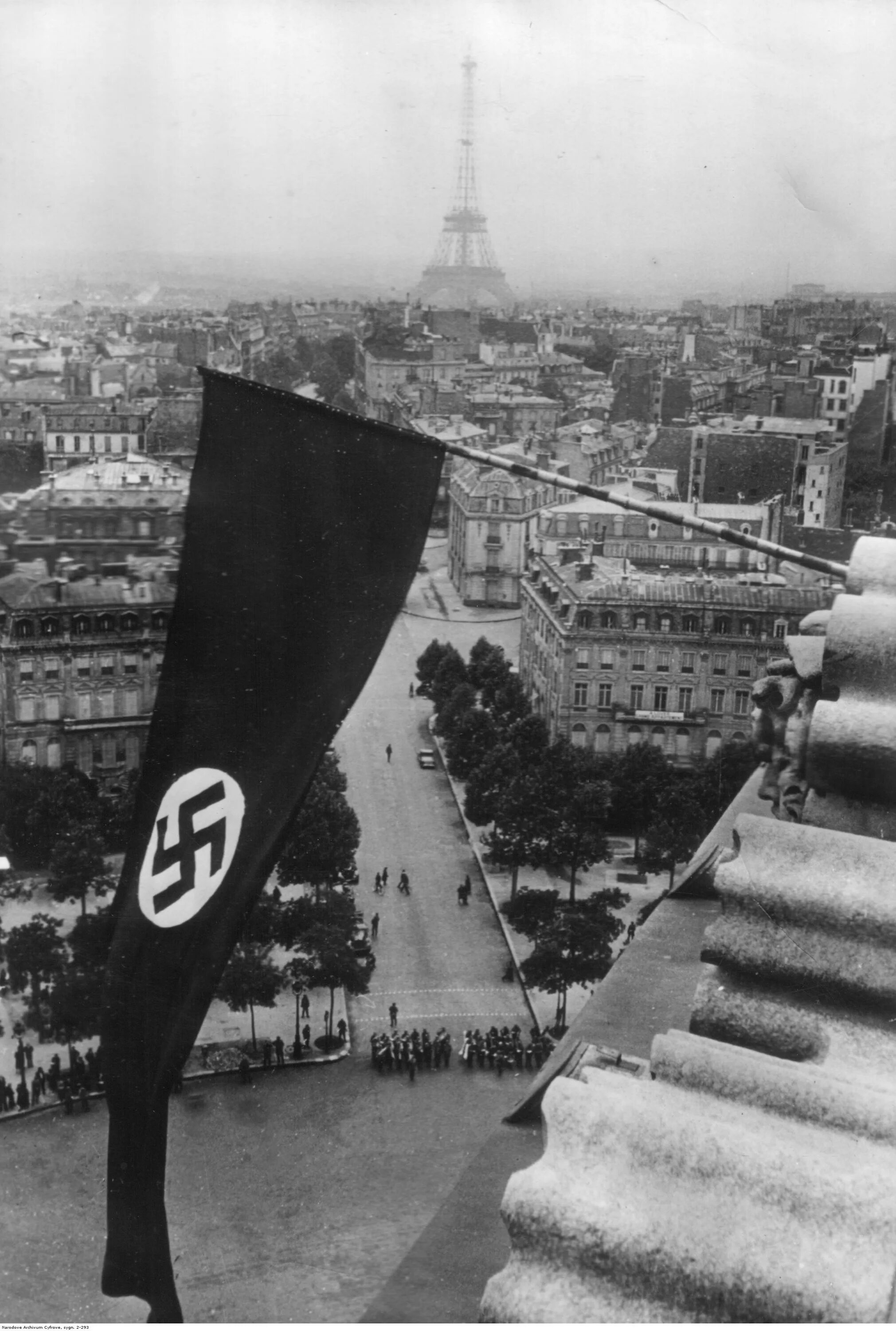 Флаг во время войны. Оккупированный Париж 1940. Париж 1940 год фашистский. Захват Парижа немцами 1940.