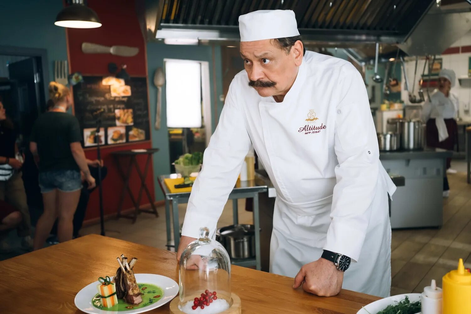 Дмитрий назаров 2021. Кухня сериал назаров. Кухня усатый актер. Кухня война за отель виктор баринов. Виктор петрович баринов шеф-повар.