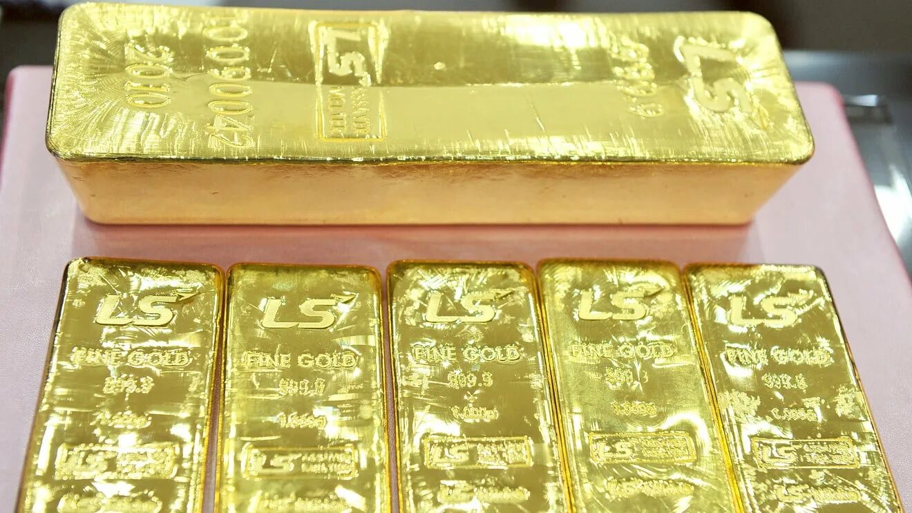 Золото насколько. Большие золотые слитки. Килограмм золота слиток. 1 Кг золота. Золотой слиток 1 кг.