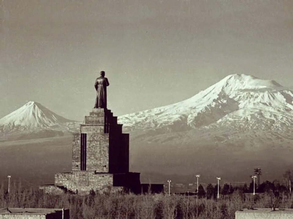 Белый ереван. Парк Победы Ереван Армения. Памятник Сталина в Ереване. Памятник Сталину в Ереване. Мать Армения памятник в Ереване.