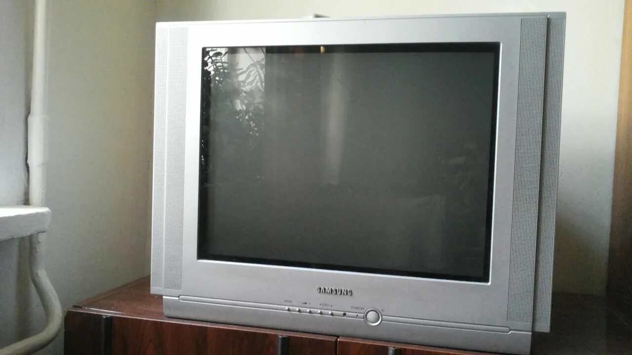 Куплю телевизор в луганске. Samsung 2004-2005 телевизор. Телевизор Samsung 2002. Телевизор 2005 года. Телевизор Samsung 2005.