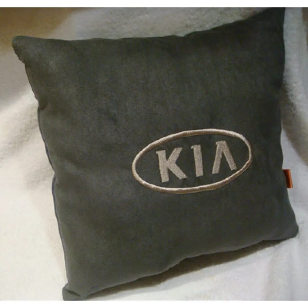 Подушки киа купить. Автомобильные подушки с логотипом. Декоративные подушки для автомобиля. Подушка автомобильная Киа. Подушка в машину с логотипом Киа.