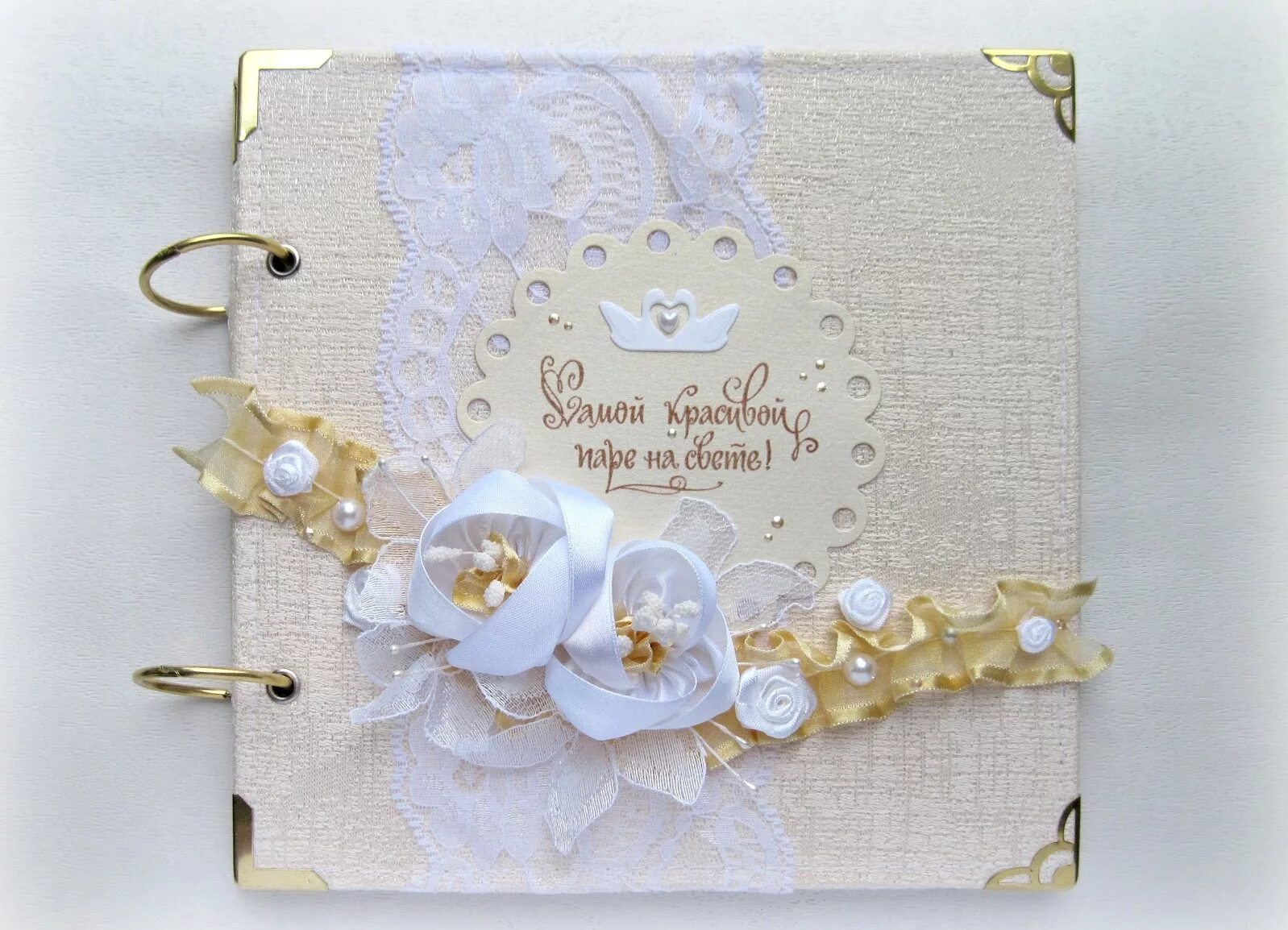 красивые подарочные коробки с цветами. свадебные замочки. что положено молодоженам. свадебная корзина для подарков. сувениры на свадьбу для гостей.