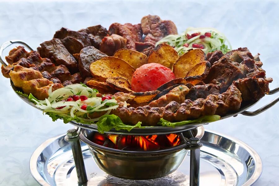 Садж мясной. Садж для шашлыка. подача шашлыка. ассорти из шашлыков. красивая подача шашлыка.