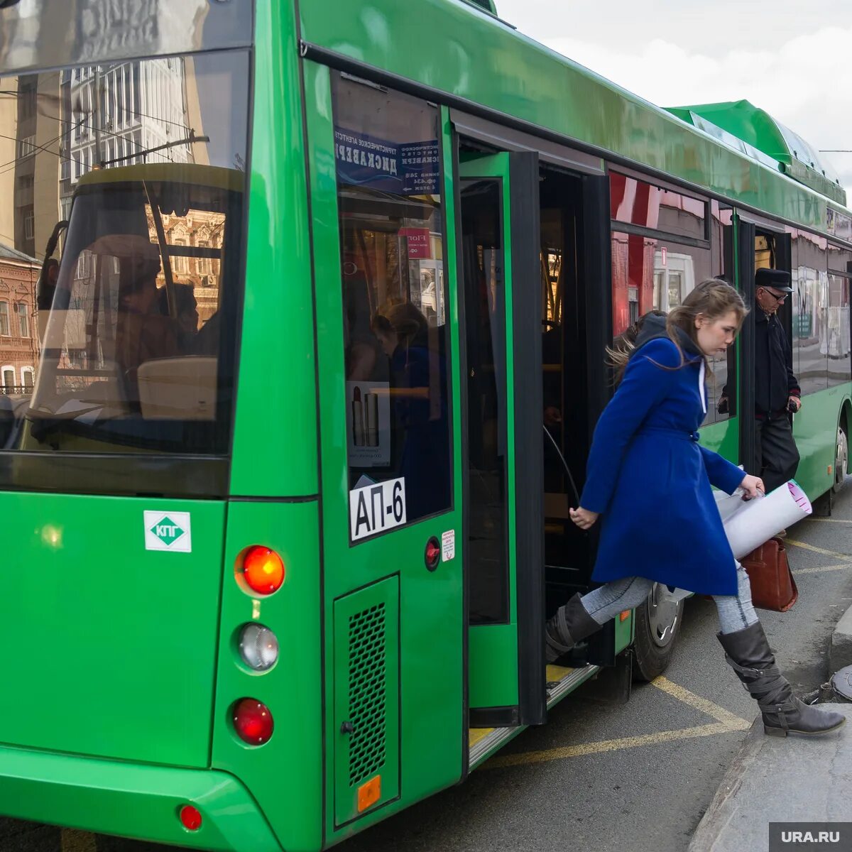 общественный транспорт россии. люди выходят из автобуса. люди садятся в автобус. девушка выходит из автобуса. пассажиры выходят из автобуса.