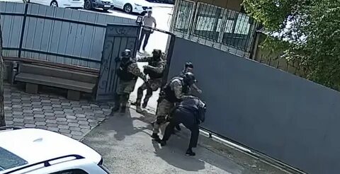 Обыск охранником