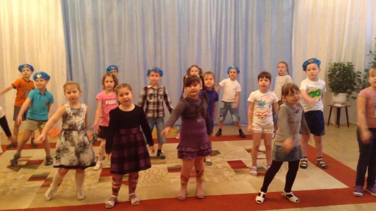Танец что за музыка на улице слышна. Танец что за музыка на улице слышна. Танец открывайте шире двери в детском саду видео. Текст песни весенняя капель. Капельки ноты для фортепиано.