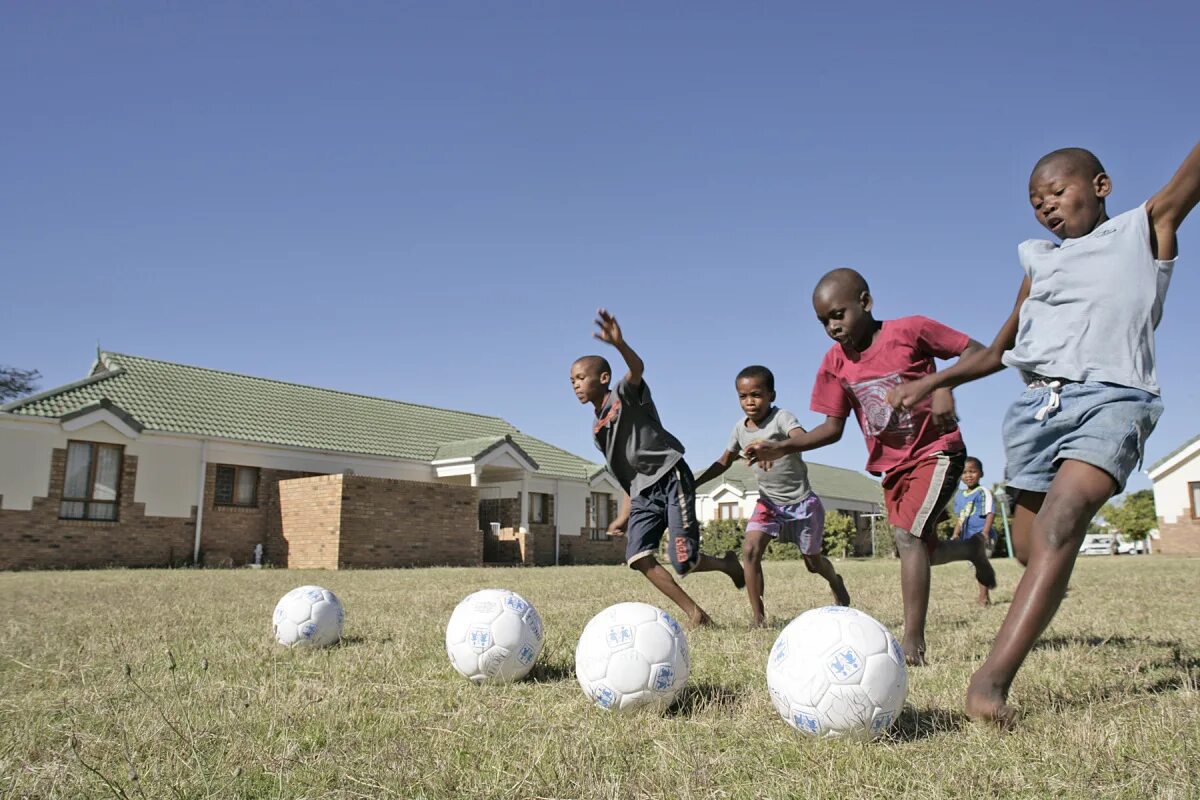 Africa sports. Спорт в Африке. Южная Африка футбол деревня. Интересные факты про спорт в Африки. Playing Football.