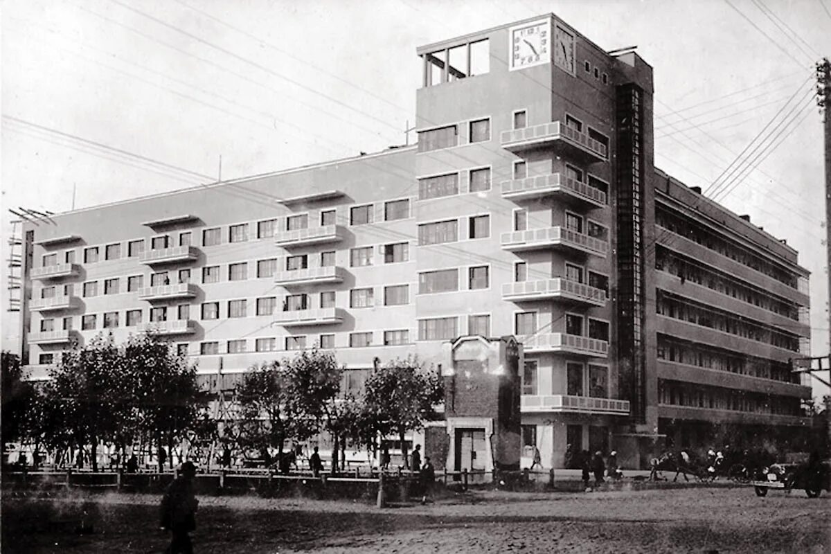 Здание госбанка новосибирск архитектура. Конструктивизм в архитектуре 20 века. Дом с часами новосибирск фото. Здания новосибирска в стиле конструктивизм. Дом с часами красный проспект 11.