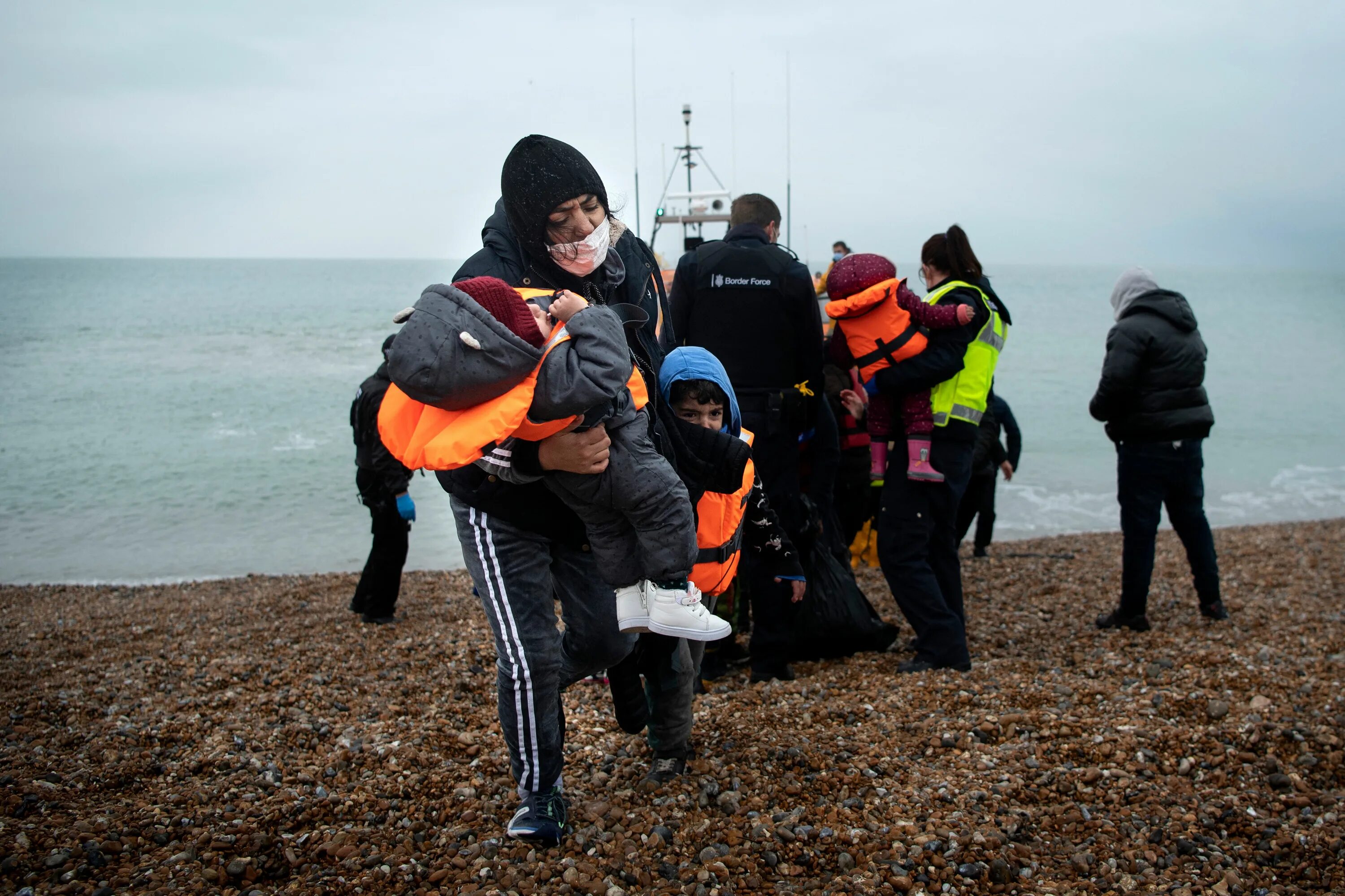 Мигранты ла Манш. Мигрантка с детьми. Мигранты в Великобритании.