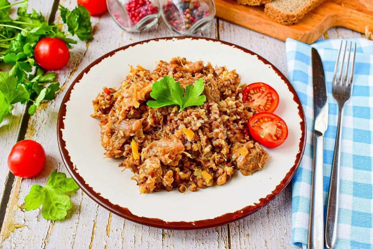 Гречка с овощами на сковороде с мясом. Гречка с тушенкой. каша с тушенкой. гречка с тушенкой в мультиварке. гречка с тушёнкой на сковороде.