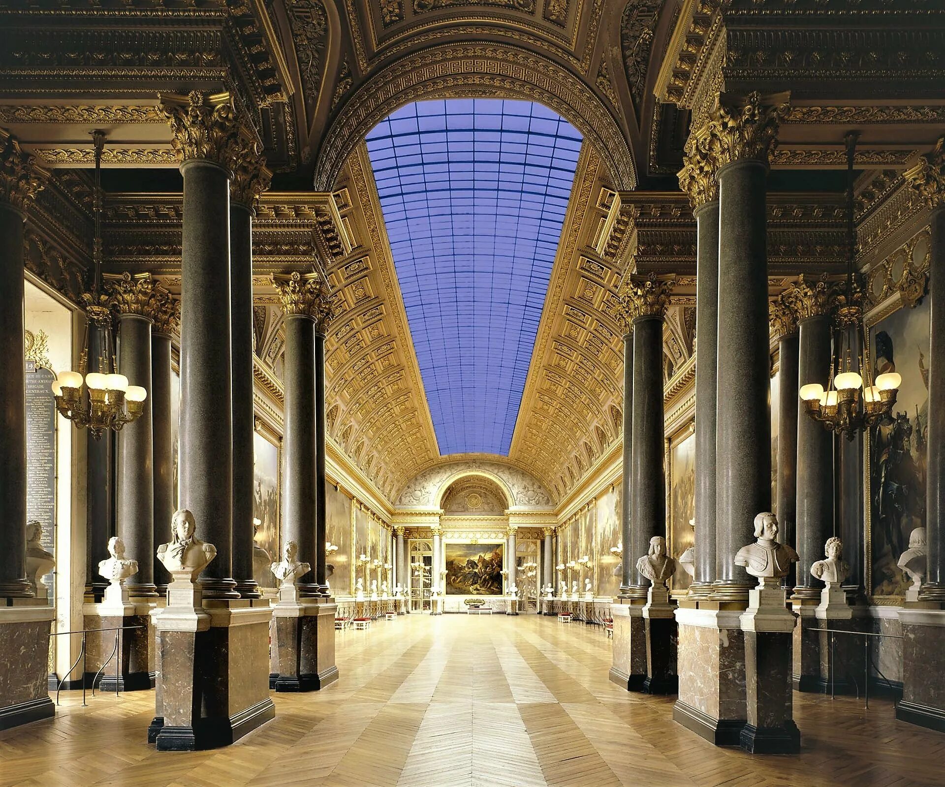 Версаль интерьер. Версальский дворец дворцы Франции. Франция Версальский дворец внутри. Дворец Версаль во Франции интерьер. Версальский дворец интерьеры.
