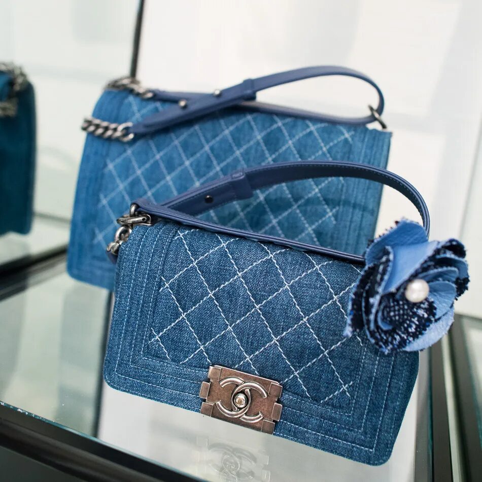 Маленькие сумки из джинсов. Сумка chanel denim. сумка шанель ридикюль. джинсовая сумка prada.