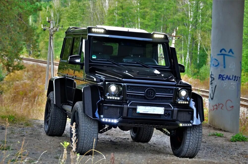 Замков гелендваген. Расширители Гелендваген 4x4. Гелендваген 4х4 Брабус. Мерседес Гелик 2023. Клиренс Мерседес Гелендваген.