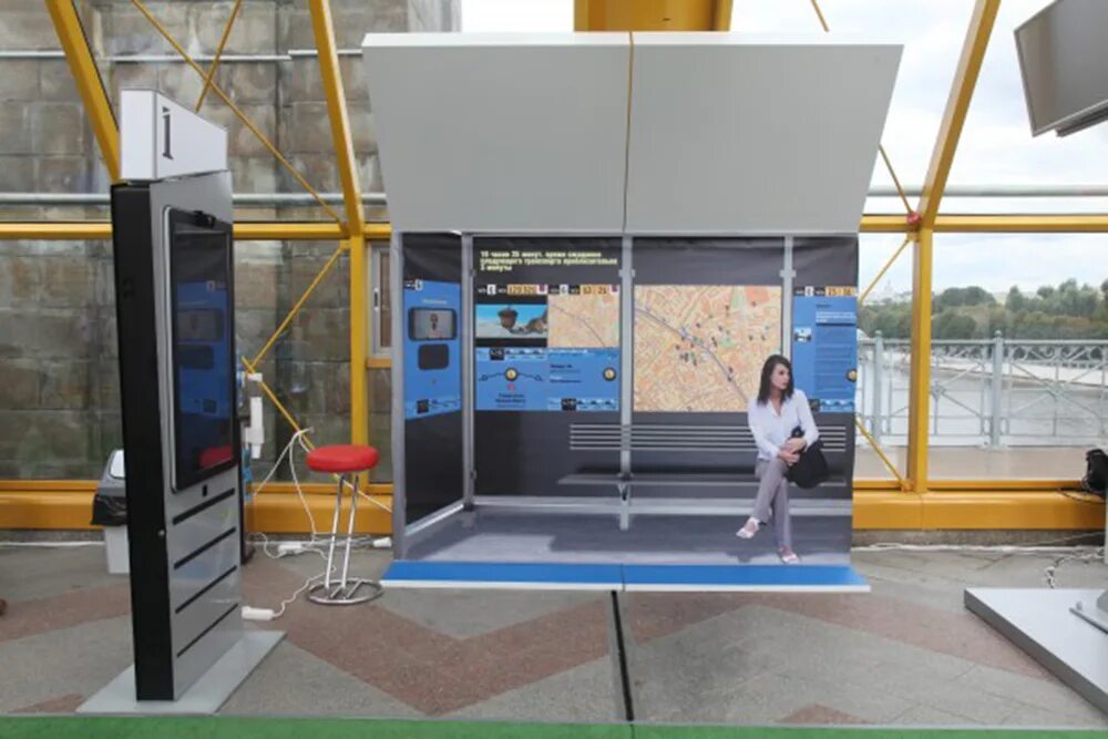 Остановиться специальный. Автобусная остановка для инвалидов. Остановочный комплекс для инвалидов. Интерактивное табло на остановках. Остановка оборудованная для инвалидов.