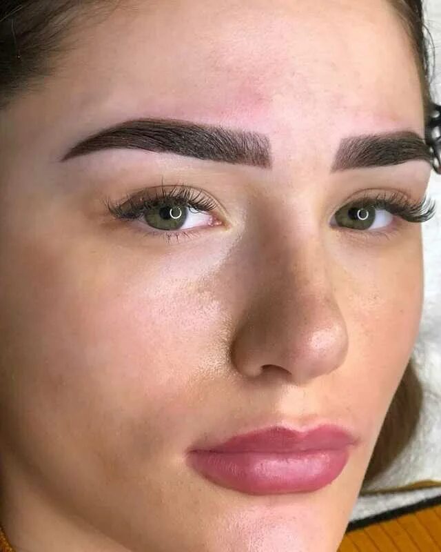 красивый татуаж бровей. красивые широкие брови татуаж. перманентный макияж бровей омбре. красивые брови перманентный макияж. красивые брови.