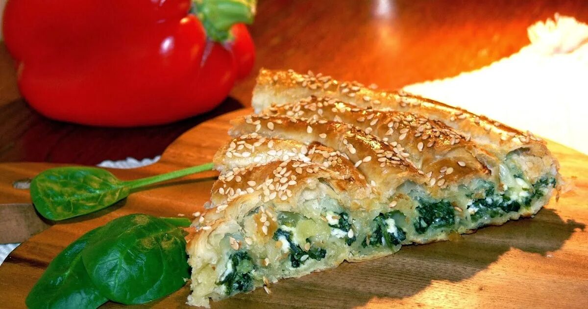 Улитка греческая со шпинатом и сыром. Тесто фило шпинат. Слоеный пирог со шпинатом и сыром. Спанакопита греческий. Пирог семга со шпинатом.