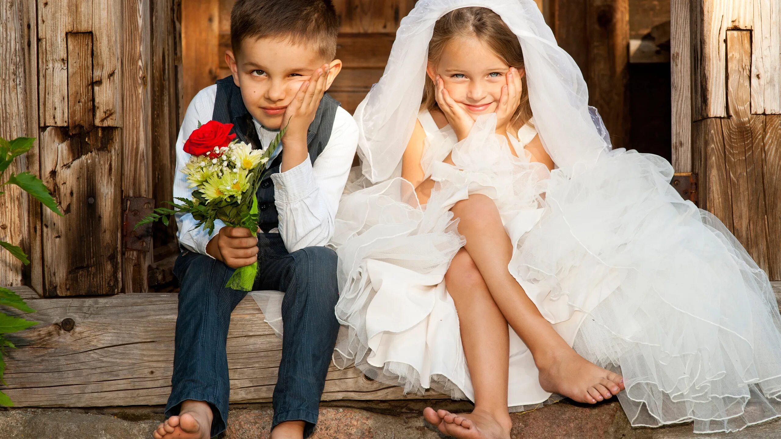 Ранние браки. Дети в свадебных нарядах. Дети жених и невеста. Свадьба подростков.