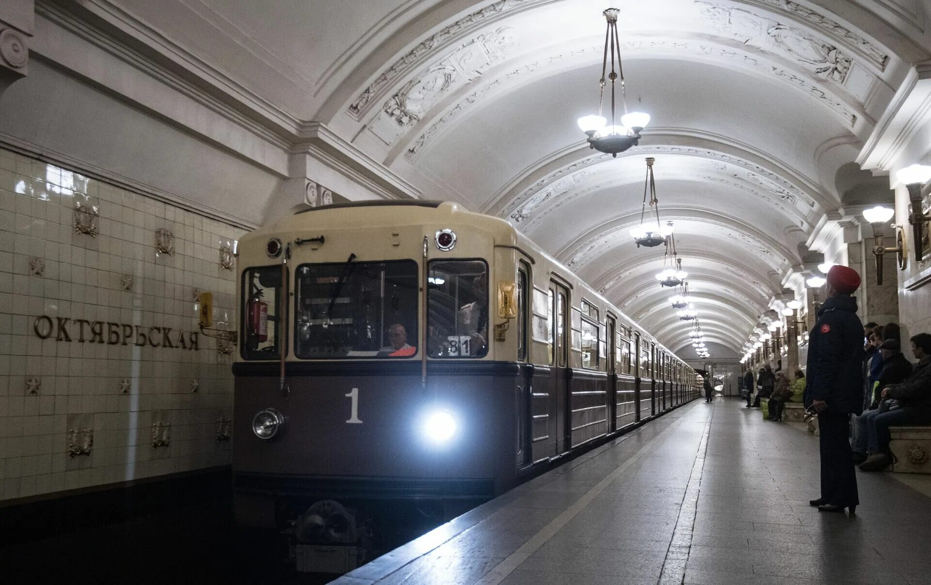 Поезд метро кольцевой. Ретропоезд Сокольники на кольцевой линии. Ретропоезд Сокольники метро. Метро поезда Московского метрополитена. Красивые поезда метро.