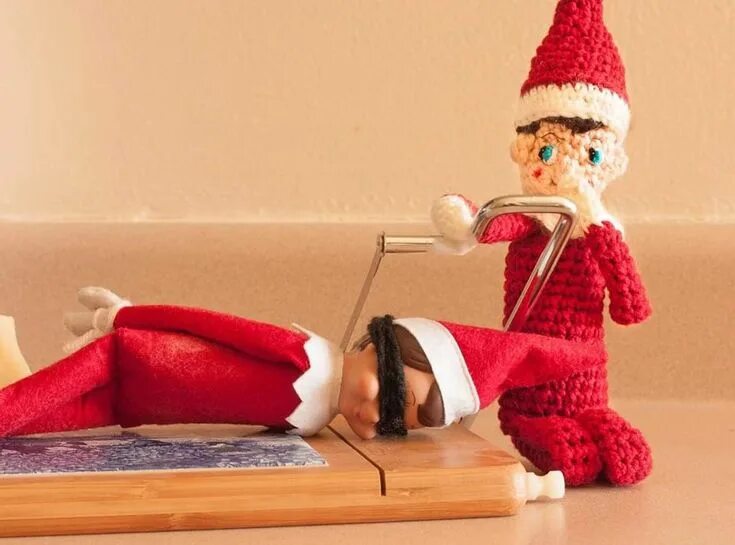 A is on the shelf. Elf on the shelf he связать крючком.