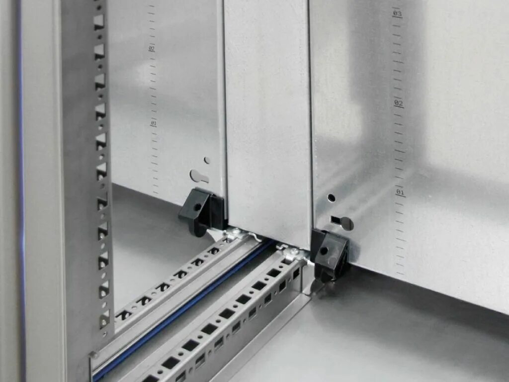Монтажная панель Риттал. R5ke65 комплект для соединения шкафов CQE. Крепление монтажной панели Rittal. Панель монтажная ритал 2000*800.