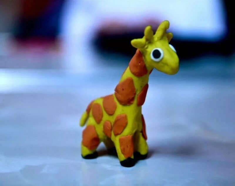 Жирафик из пластилина. Жира из пластилина. Жираф лепка. Лепка жирафа из пластилина. Лепка из пластилина жирафика.