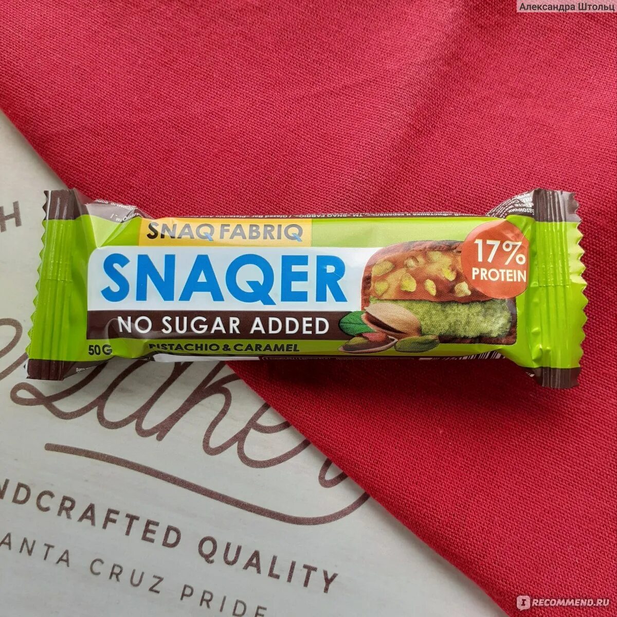 Батончик фисташка карамель. Протеиновый батончик snaqer. snaq fabriq батончик фисташка. батончик snaq fabriq 50 гр. snaq fabriq батончик фисташка и карамель.