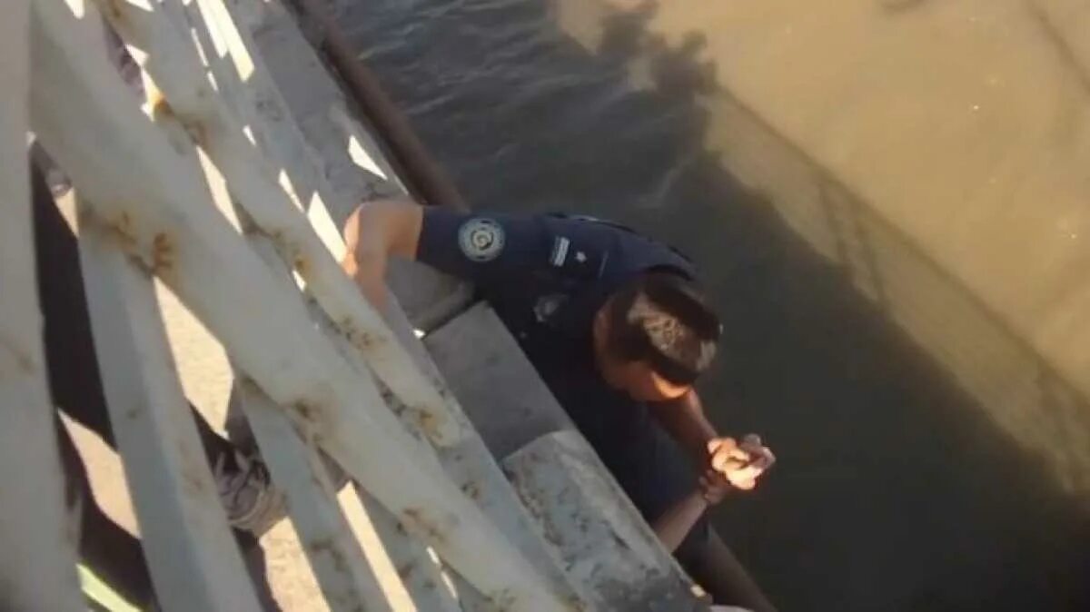 Спас девушку а она оказалась. Прыжок с моста самоубийство. Спас девушку а она оказалась. Прохожие люди в питере. Спас девушку а она оказалась.