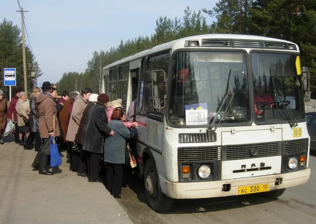 Номера автобусов до кладбища. Автобус ПАЗ 21. ПАЗ С пассажирами. Сельский автобус. Пассажиры в ПАЗИКЕ.