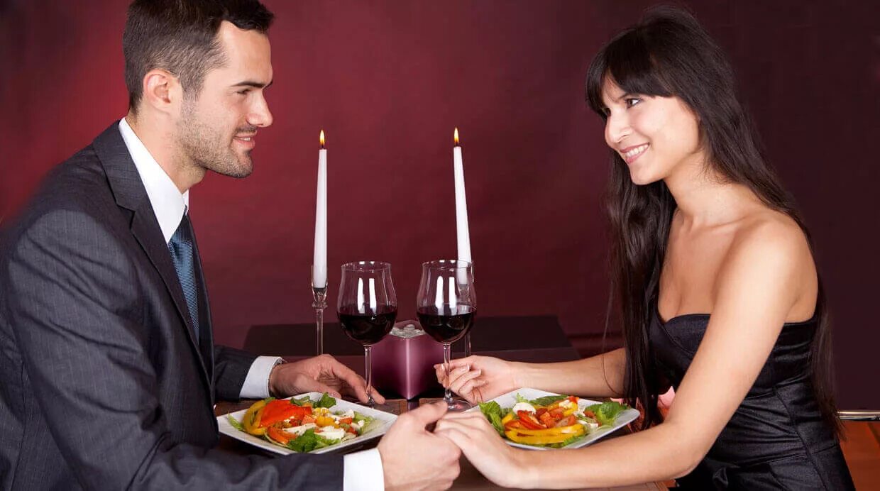 Парень и девушка в ресторане. Первое свидание. Женщина в кафе. Женщина пригласила парня. Девушка провожает парня.