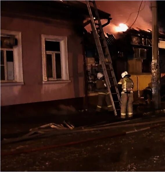 Пожар на больших исадах. Большие исады в астрахани сгорели. пожар на больших исадах астрахань вчерашний. пожар в кафе&quot;у друзей&quot;в свердловской области.