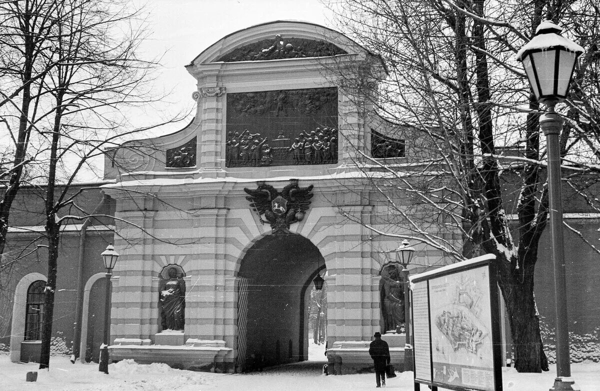 Афина петровские ворота. Петровские ворота петропавловской крепости в санкт-петербурге. Площадь петровские ворота в москве. Герб на петровских воротах петропавловской крепости. Барельеф петровских ворот петропавловской крепости.