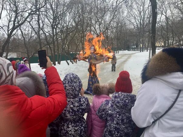 Масленица огонь. Жгут чучело на Масленицу. Масленица хоровод вокруг чучела. Хоровод вокруг горящего чучела Масленицы. Хоровод прощай масленица