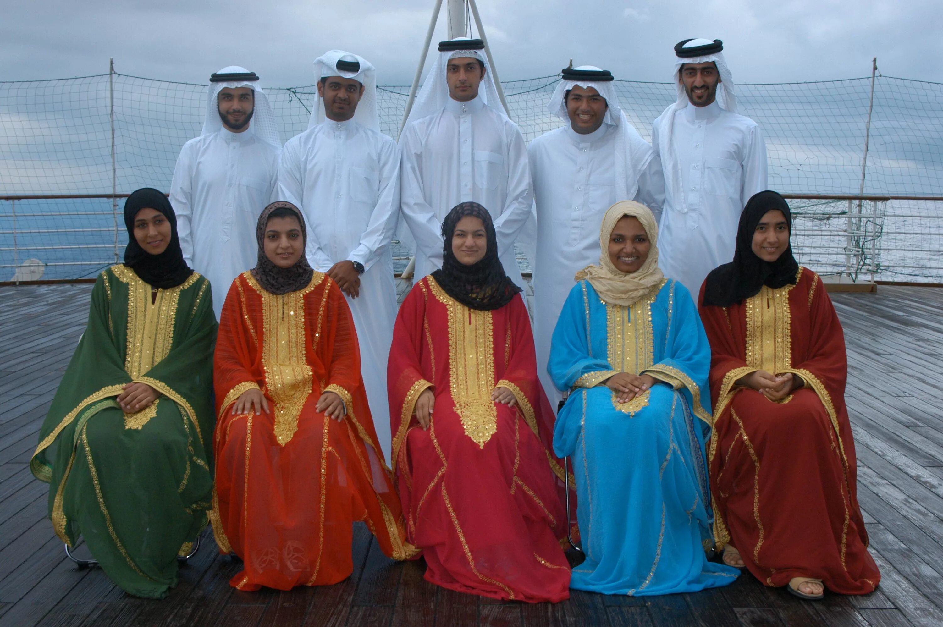 Девушке из бахрейн. Бахрейн традиции. Бахрейн русский язык. Арабское королевство бахрейн. Бахрейн русский язык.