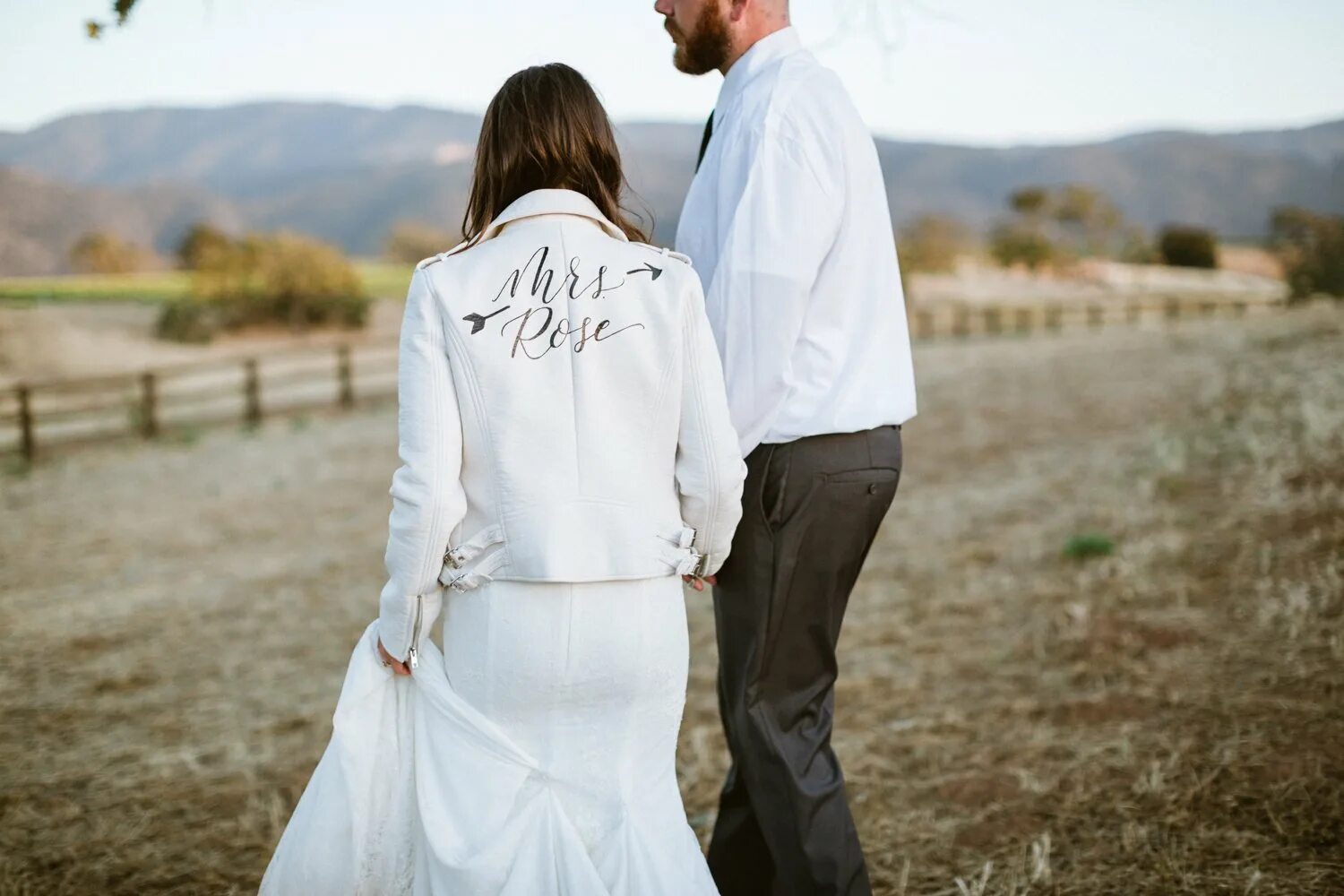 Куртка на свадебное платье. Свадебное платье и белая кожанка. Свадебная куртка для невесты. Белая косуха на свадьбу.