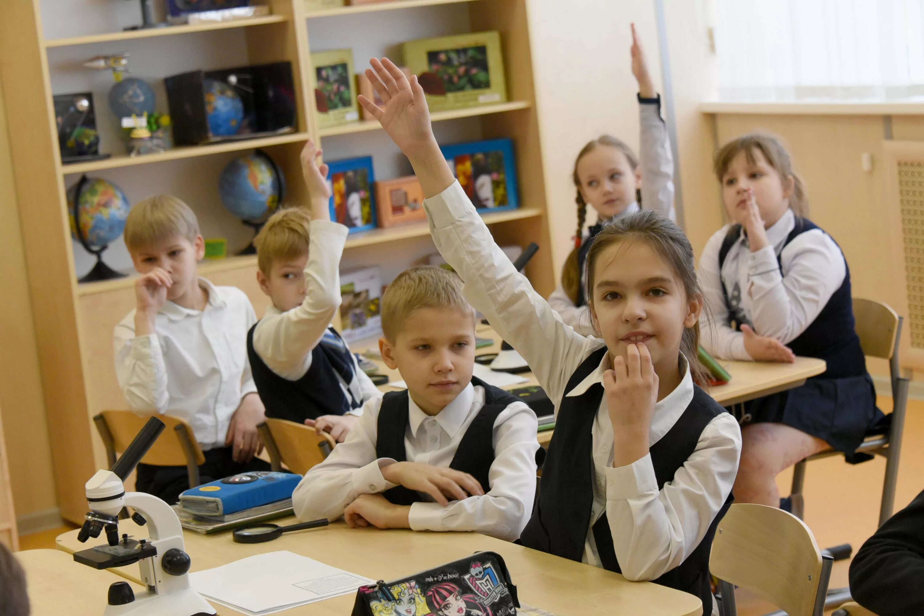 Школьники младших классов. Дети в классе. Школьники в классе. Ученики начальных классов.