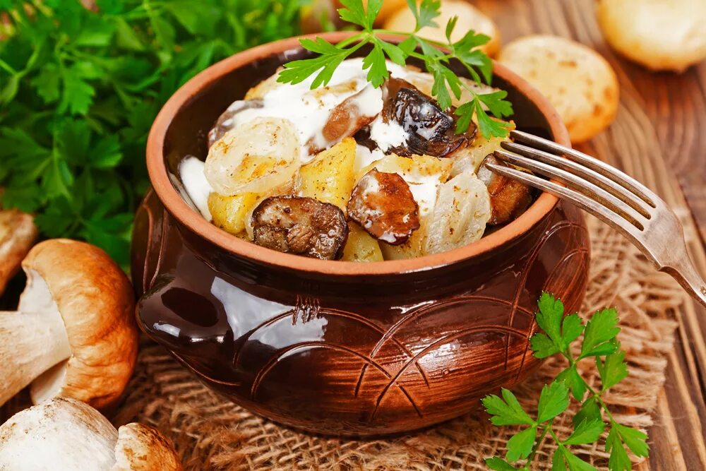 Картошка с мясом и шампиньонами в горшочках