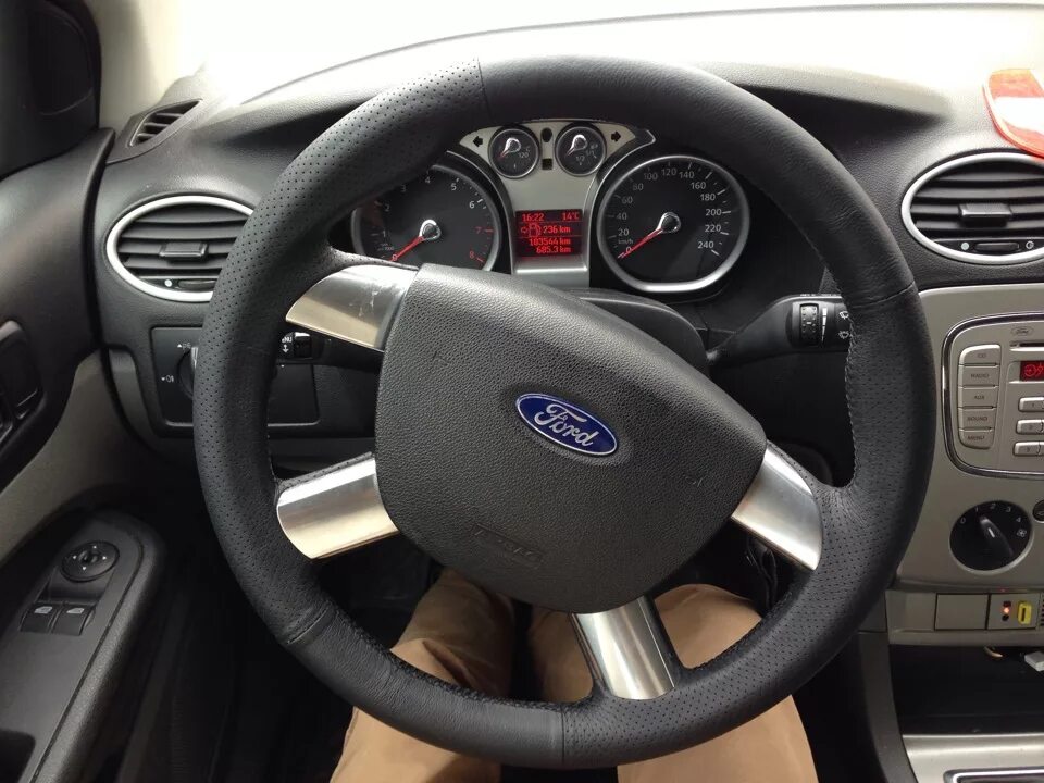 Руль ford transit. Оплетка с шнуровкой с перфорацией automagic96. Кожаная оплетка на руль форд фьюжн. Оплетка форд транзит. Размер руля транзит 92.