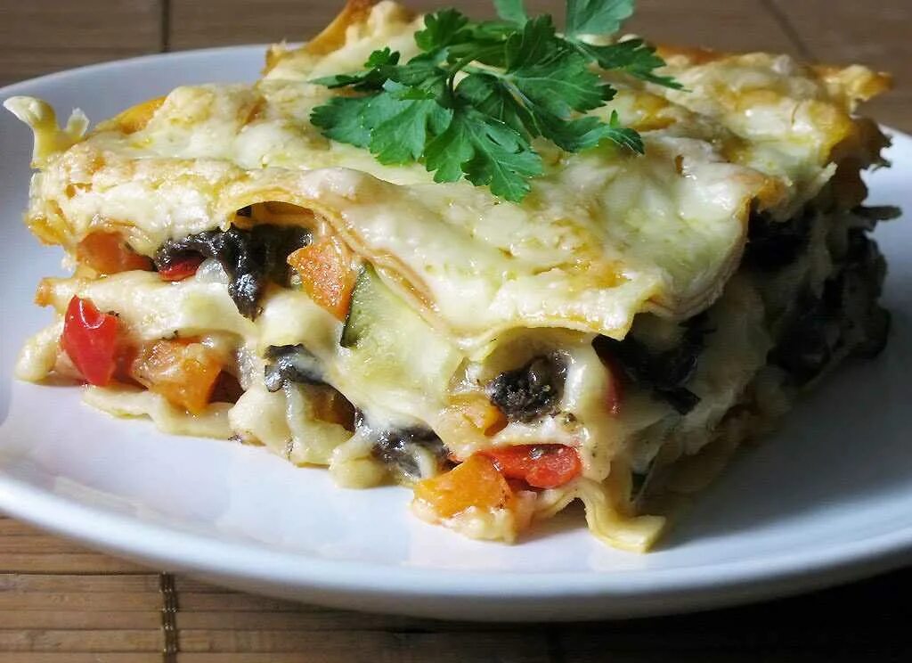 Лазанья с фаршем и грибами. Грибная лазанья с соусом бешамель. лазанья с фаршем и грибами с соусом бешамель. лазанья из лаваша. лазанья с овощами.