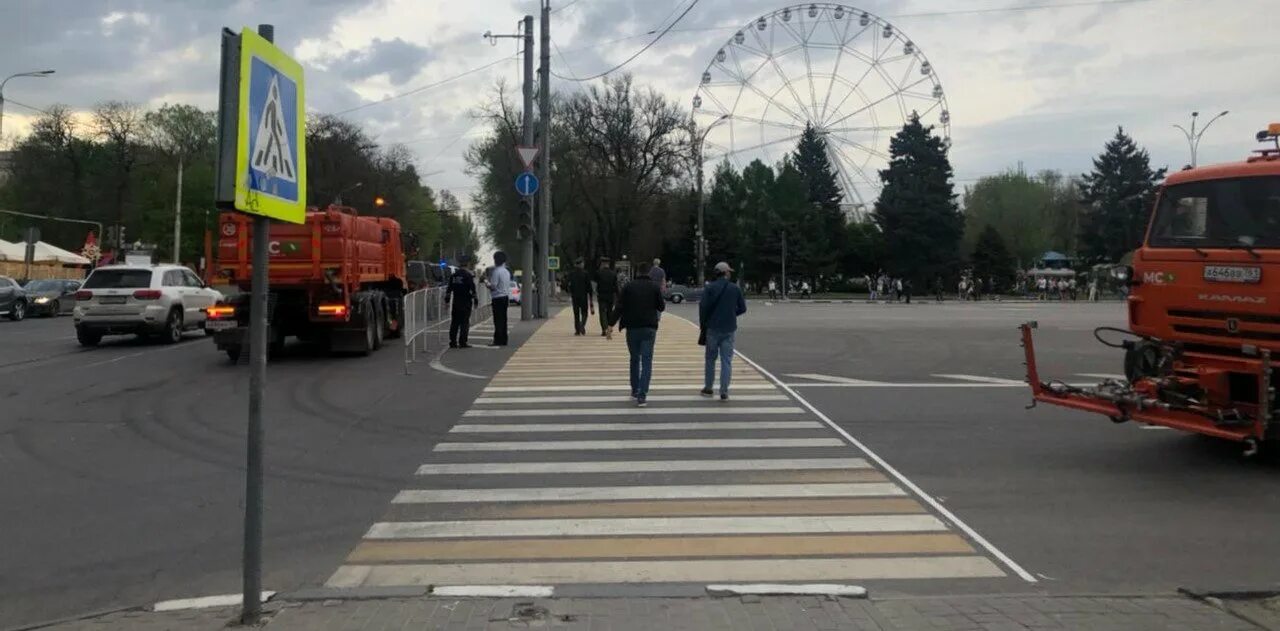 Ростов передвижение. Парад на театральной площади в Ростове на Дону 2021. Репетиция парада Ростов 5 мая 2021. 9 Мая 2021 парад Ростов Театральная площадь. Театралка Ростов на Дону на 9 мая 2021.