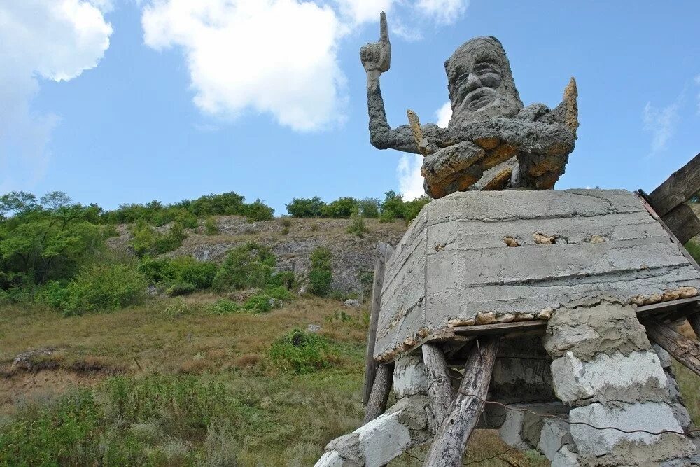 Погода ароматное белогорск. Замок Кайнаут Крым. Межгорье замок Славича в Крыму. Урочище Кайнаут Крым. Усадьба Межгорье Белогорский район.