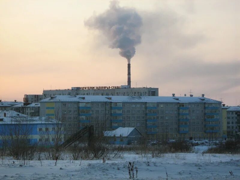 Воркута поаелителчм заполярья слава. Покорителям заполярья слава воркута. Воркута заполярка. Город воркута заполярка. Дом в воркуте с надписью покорителям заполярья.