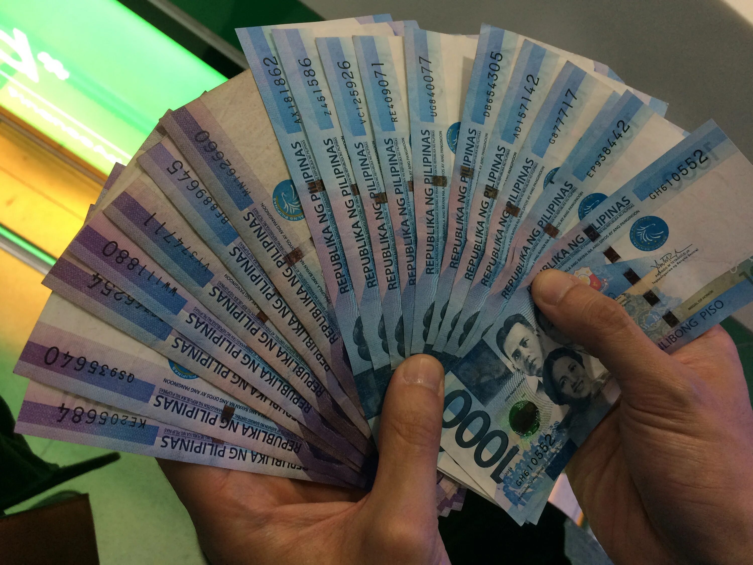 Филиппинские деньги. Филиппины деньги. Филиппинские купюры. Филиппинка с деньгами. Филиппинское песо.