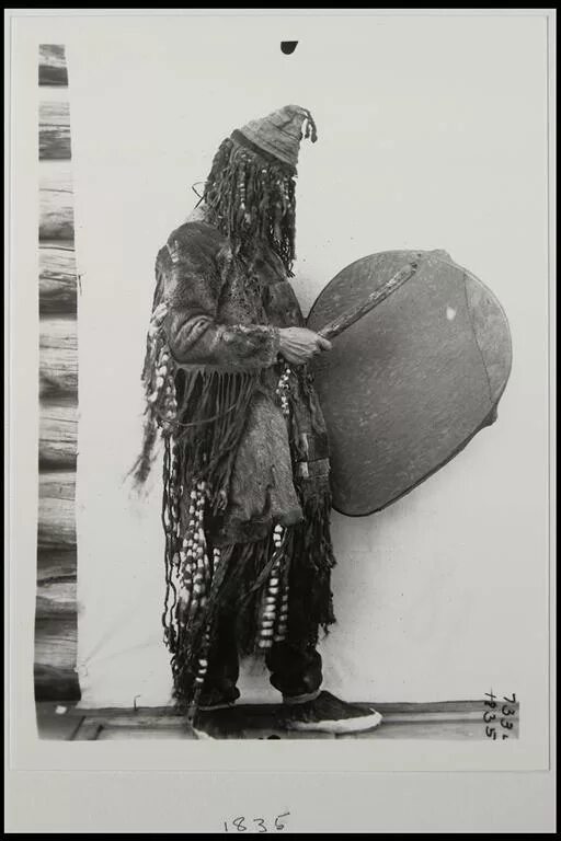 Шаман фигура. Старинные фотографии шаманов. Вышивка символов шаманов. Шаманский костюм. Барнашка бурятский шаман- 19 век.