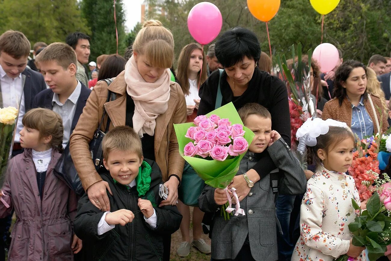 Родители отправили ребенка в школу. Первоклашки с родителями. Родители первоклассников. 1 Сентября дети. Первоклассница с родителями.