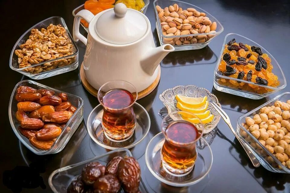 Заваривая чай мне хотелось угостить друзей вкусным. Баку чай армуды. Сладости к чаю. Кофе и сладости. Чайный стол азербайджанский.